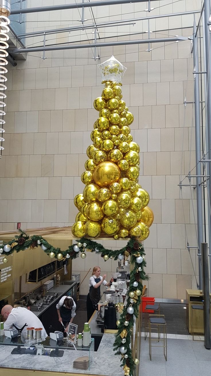 Елка из шаров елочных на доске