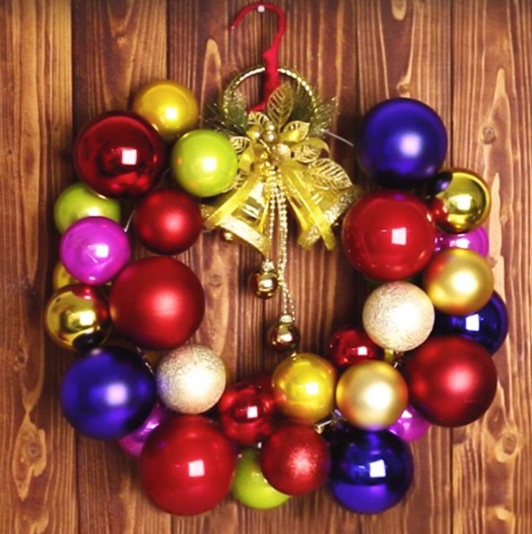 Елочные игрушки на стене