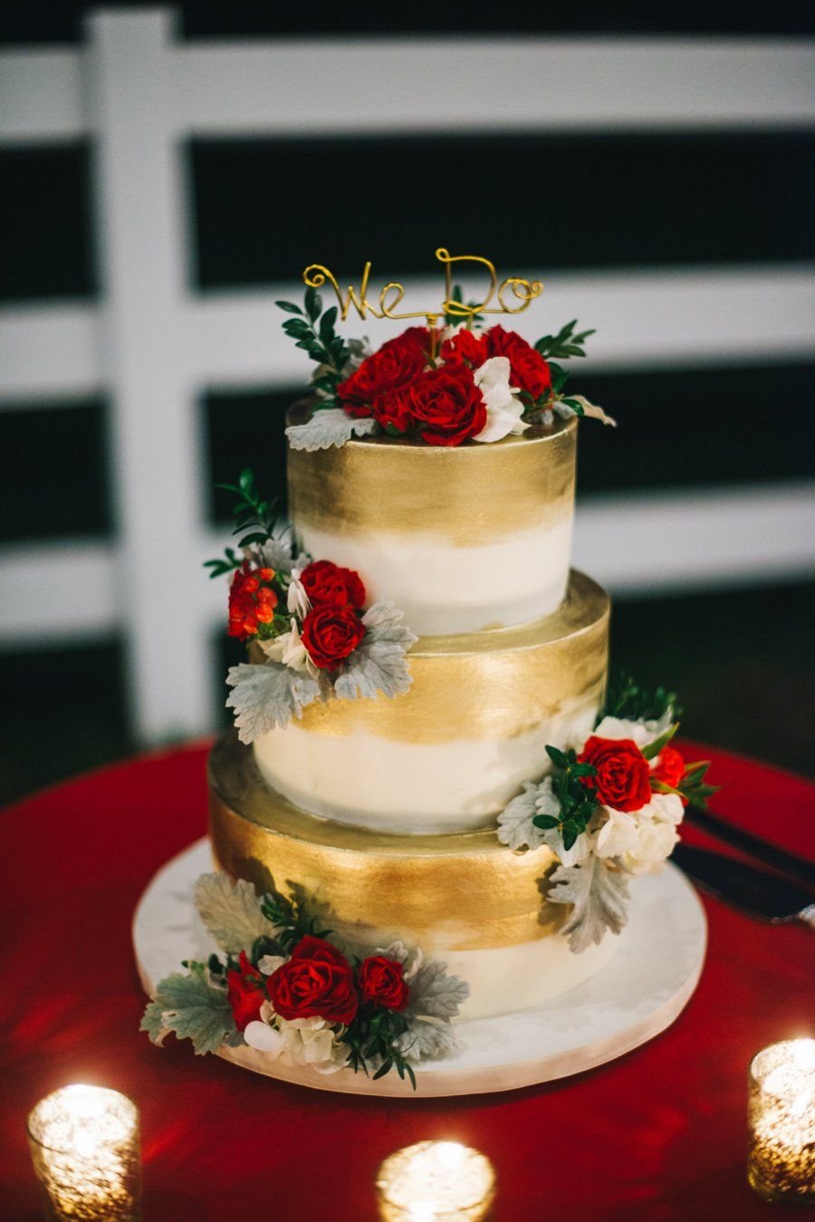 Торт красно золотой. Свадебный торт красно белый. Свадебный торт в Красном стиле. Торт белый красный золотой.