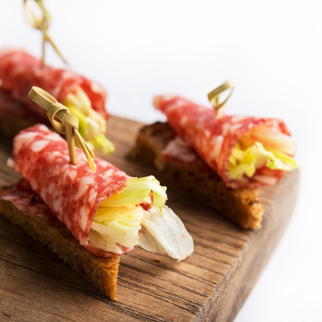 Брускетта с прошутто и вялеными