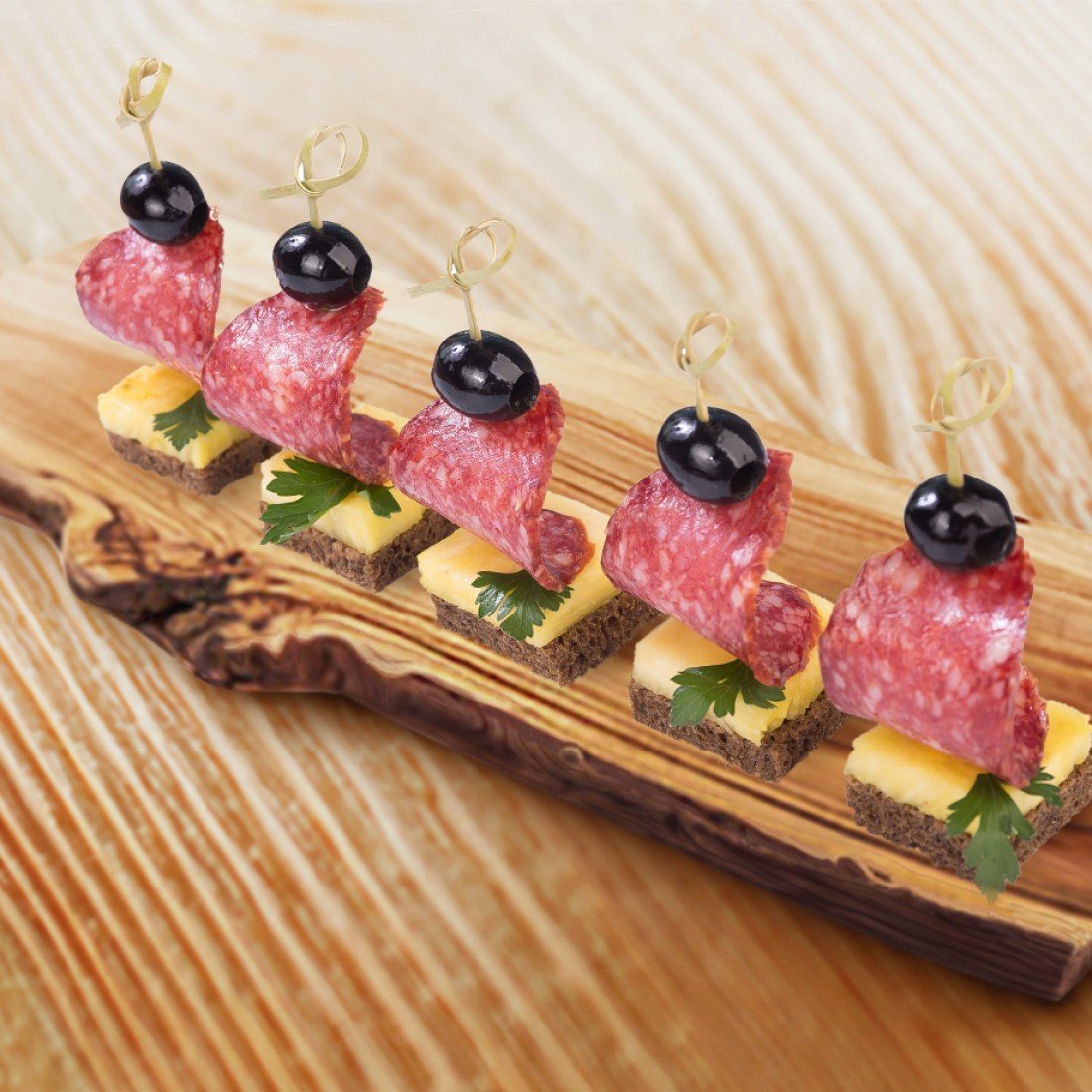 Закуска с колбасой на шпажках