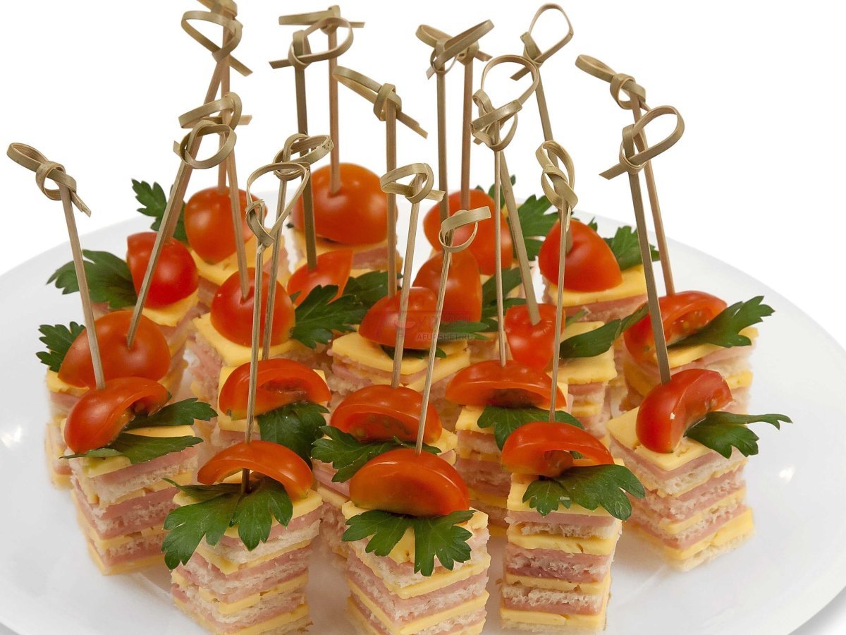 Канапе с корнишонами на шпажках