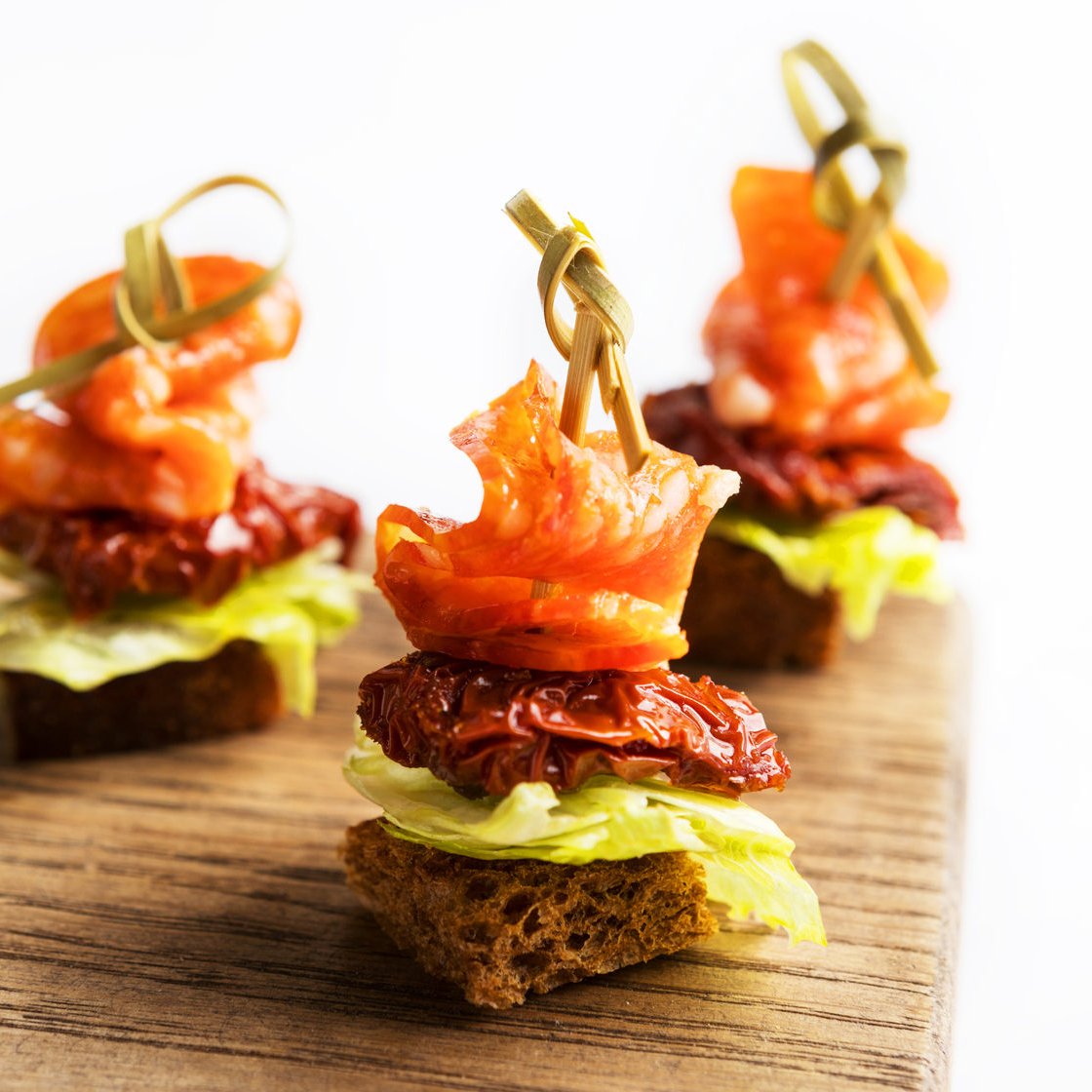 Канапе с чоризо и вяленым томатом