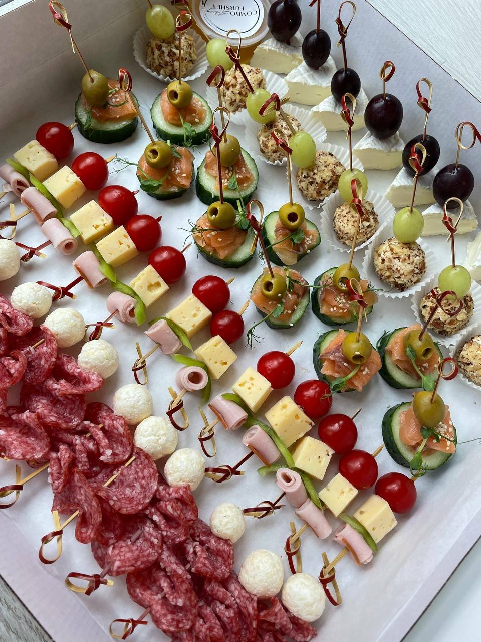 Канапе с перепелиными яйцами на шпажках