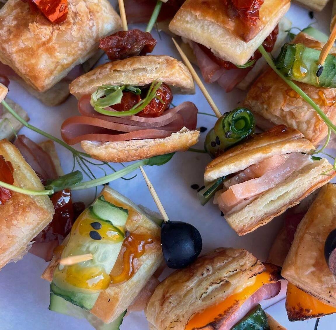 Горячие канапе из море продуктов кальмары