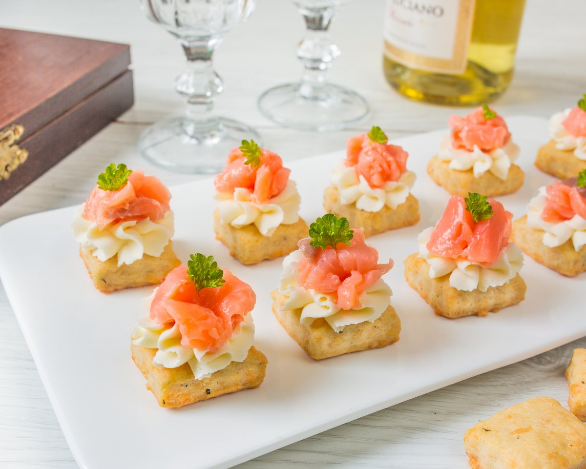 Канапе из слоеного теста на праздничный