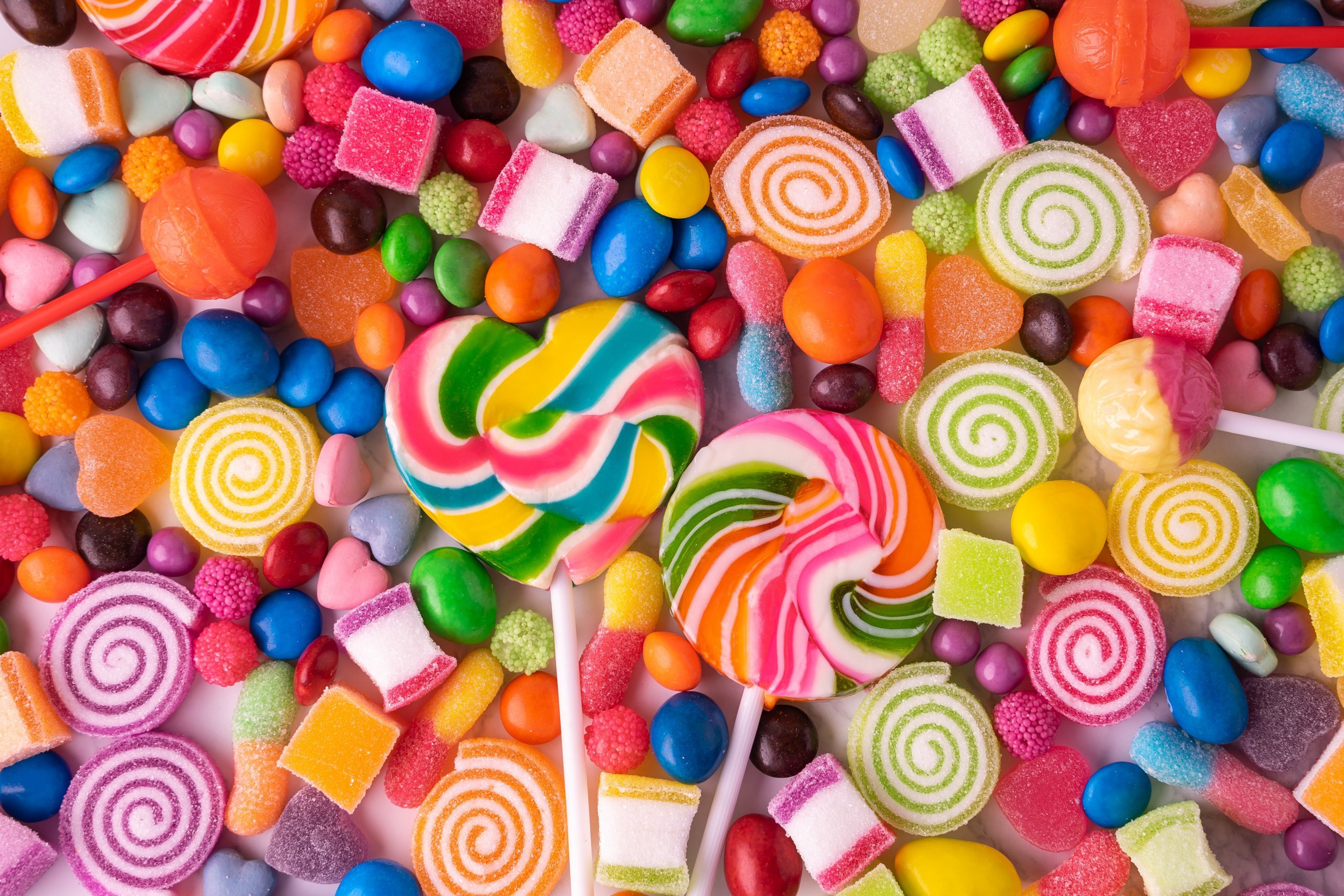 They like sweets. Красивые конфеты. Конфеты леденцы. Конфеты разноцветные. Разноцветные конфеты сладости.