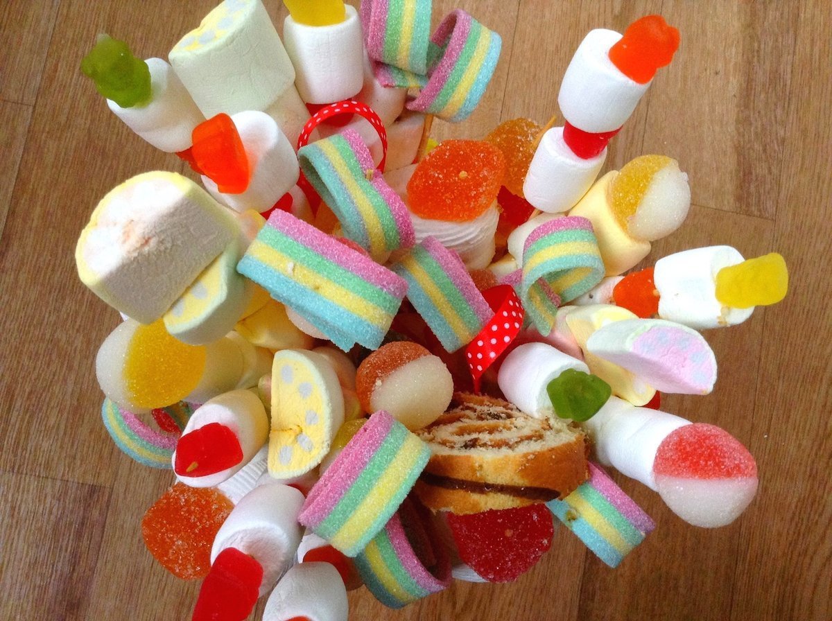 Сладости на шпажках для детей