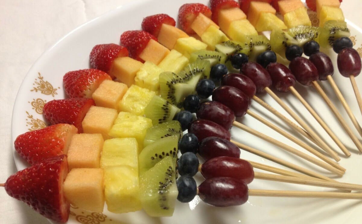 Канапе банан киви виноград