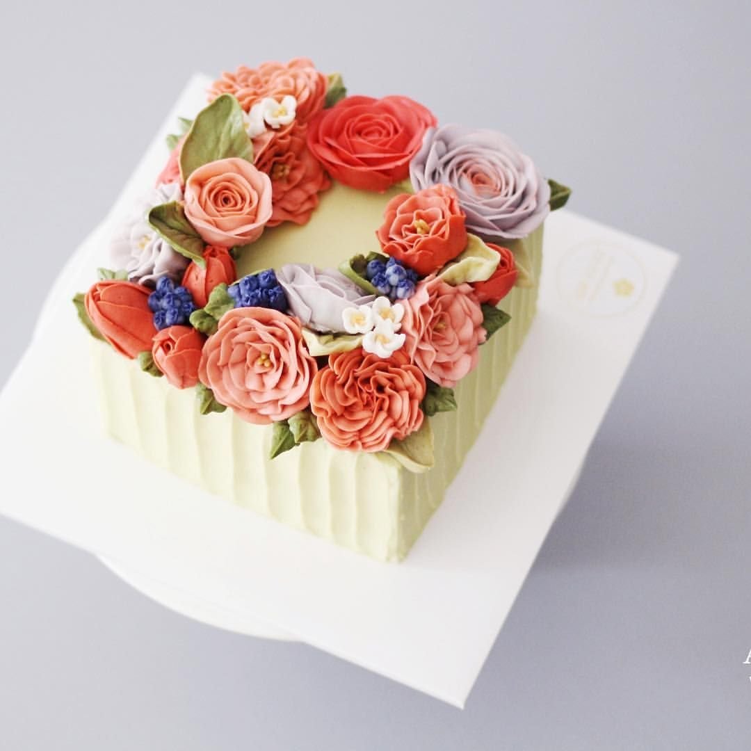 Квадратный торт с кремовыми цветами