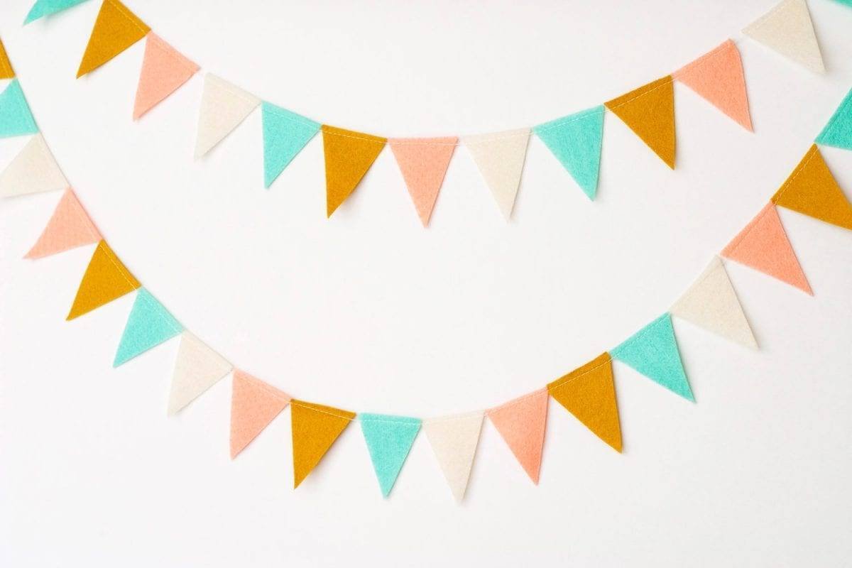 Новогодняя гирлянда из цветной бумаги