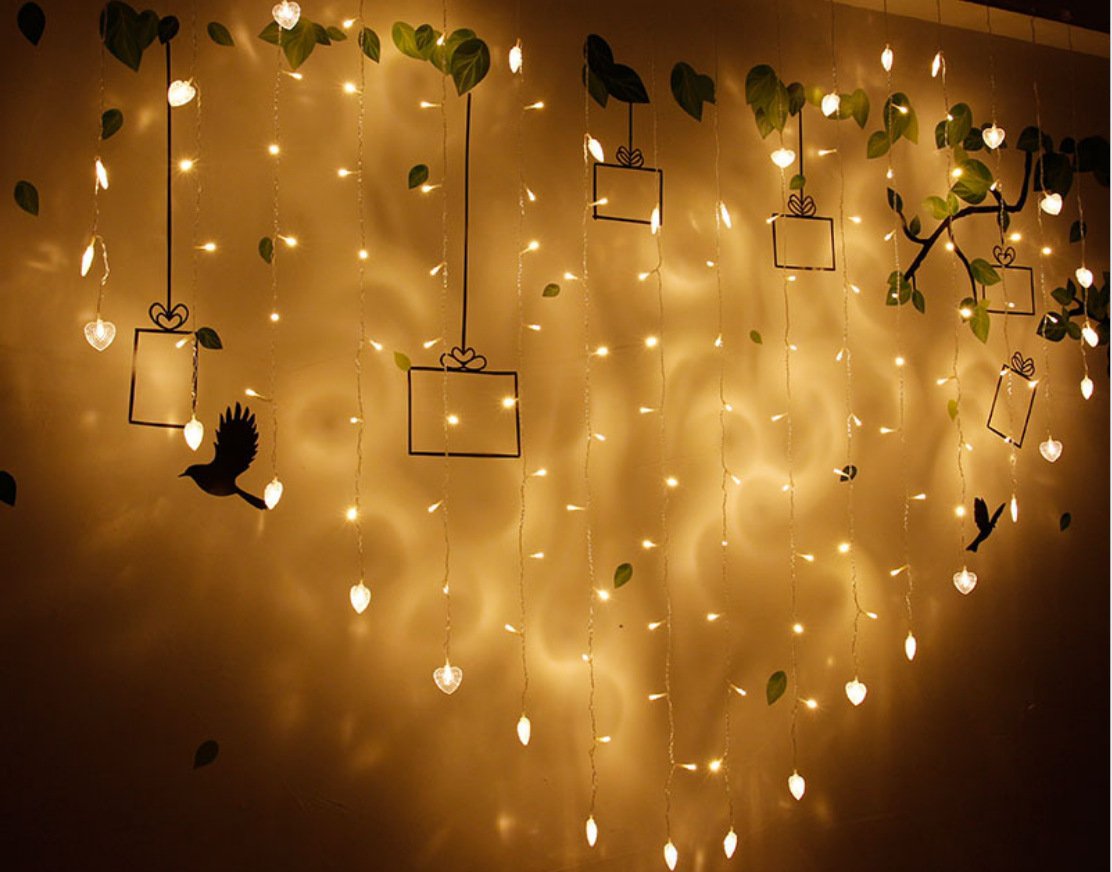 Гирлянда на стене