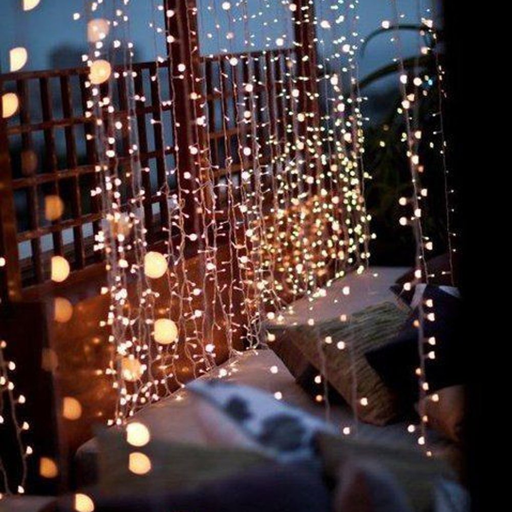 Фигурки из гирлянды на стене