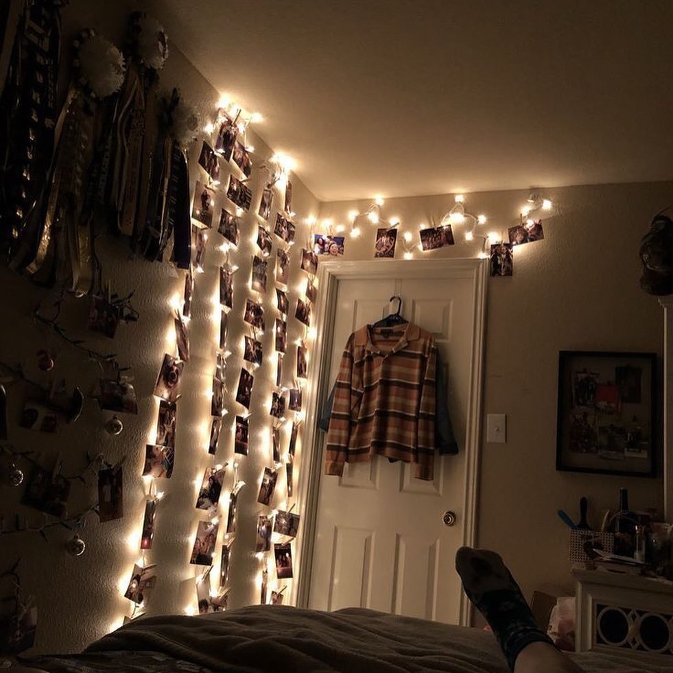 Гирлянда с фотографиями на стене