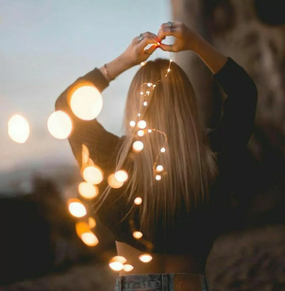 Гирлянда с фотографиями на стене