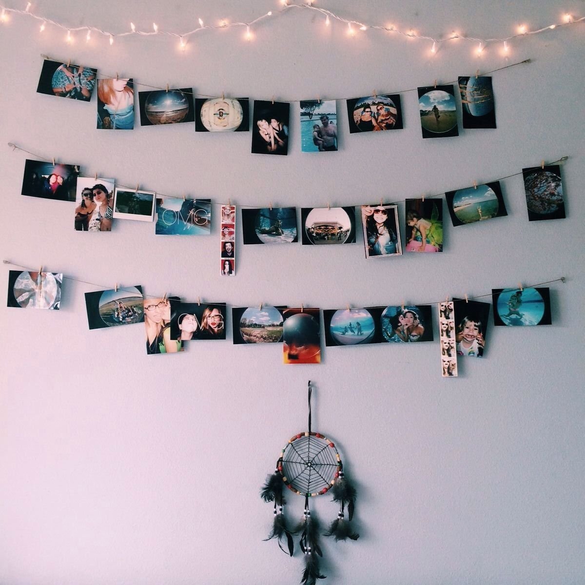 Комната в темноте с гирляндой