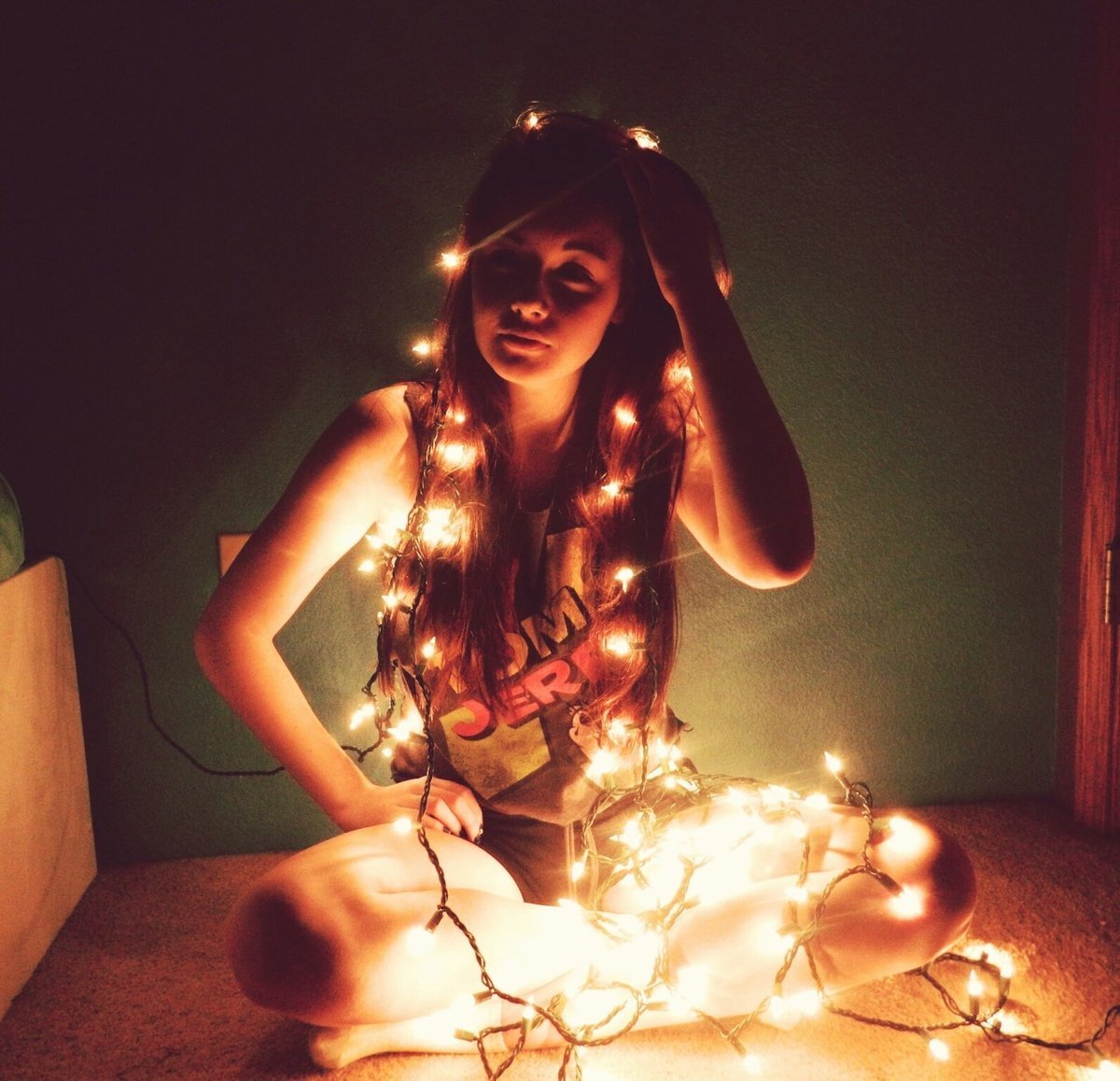 Декор гирлянда на стене над кроватью