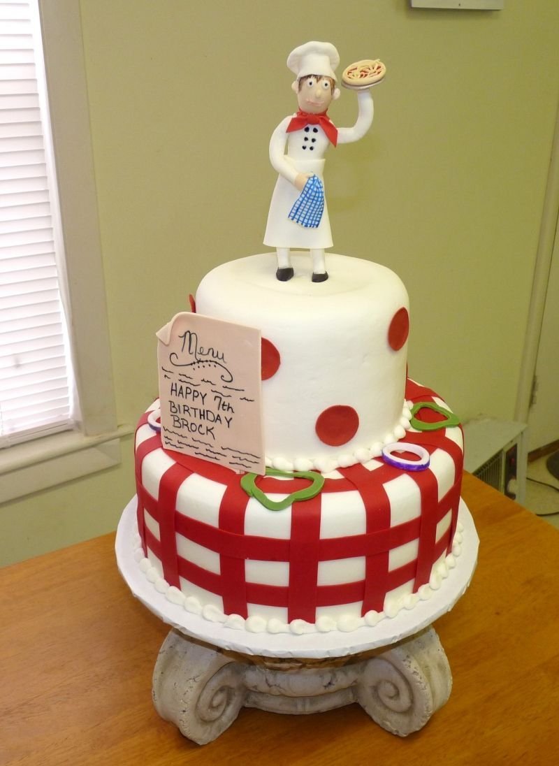 Повар с красивым тортом