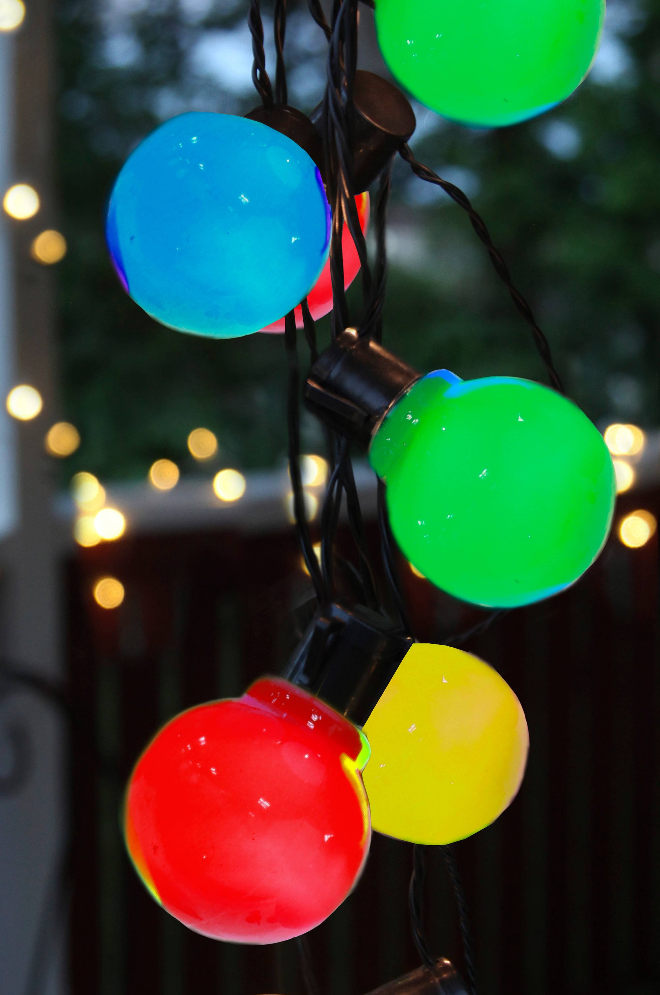 Party balls. Разноцветные лампочки гирлянда. Гирлянда уличная шары. Гирлянда большие шары. Гирлянда уличная лампочки.