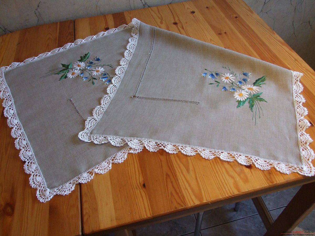 Салфетки из ткани с вышивкой