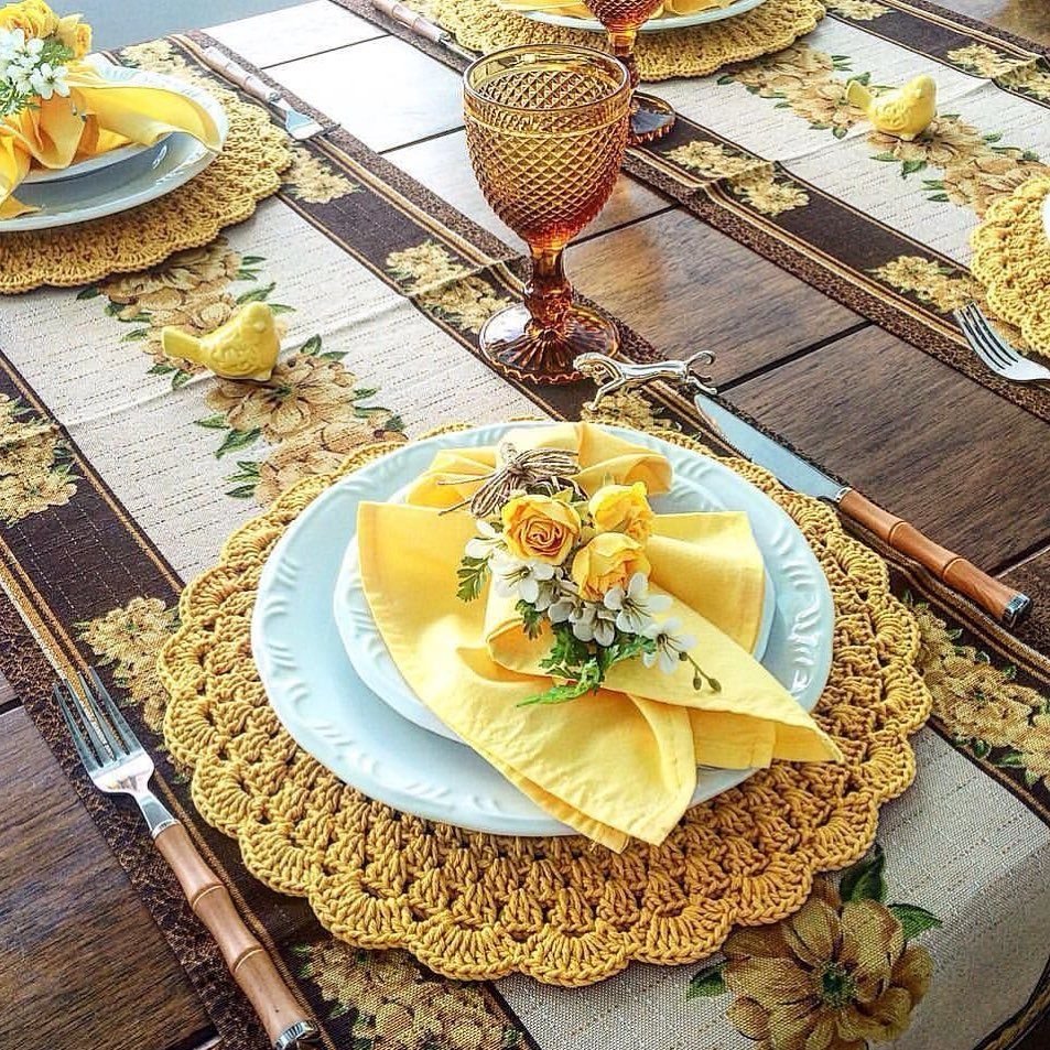 Вязаная скатерть для сервировки праздничного стола