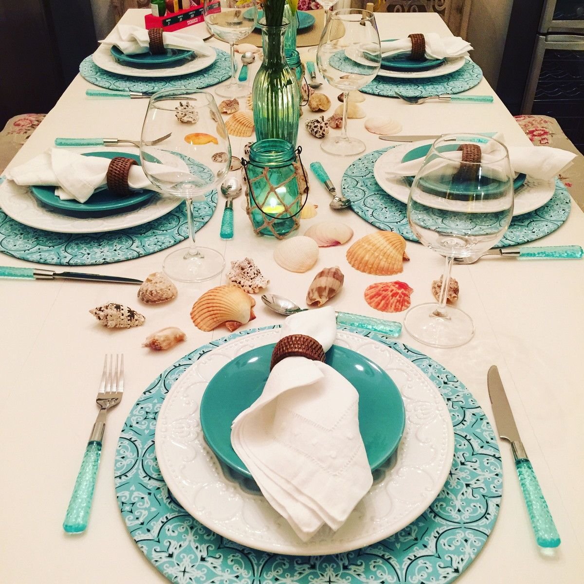 Сервировка стола голубой посудой