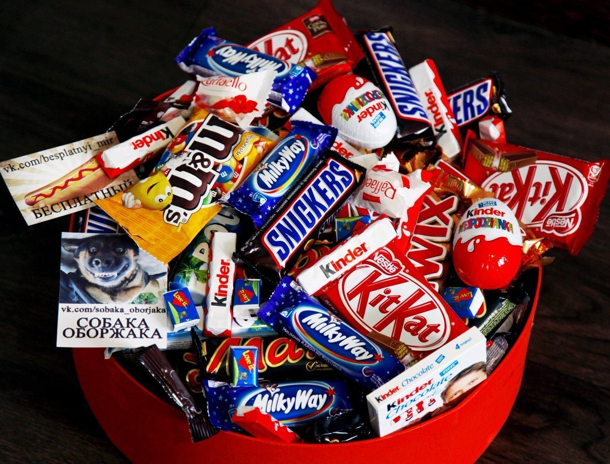 Огромная коробка сладостей
