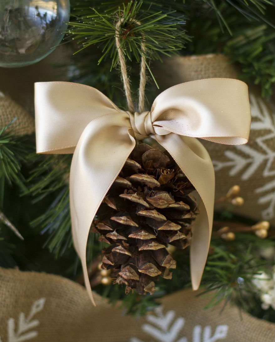 Роспись деревянных игрушек на елку шишек