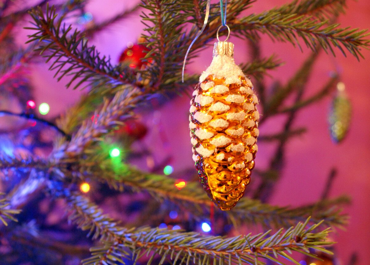 Елочные украшения из шишек