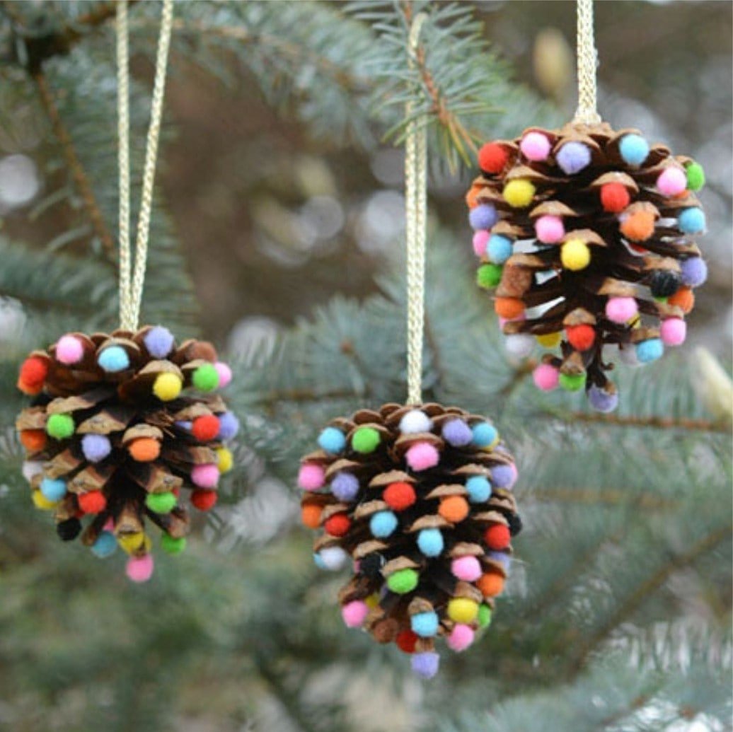 Елочная игрушка своими руками из шишек