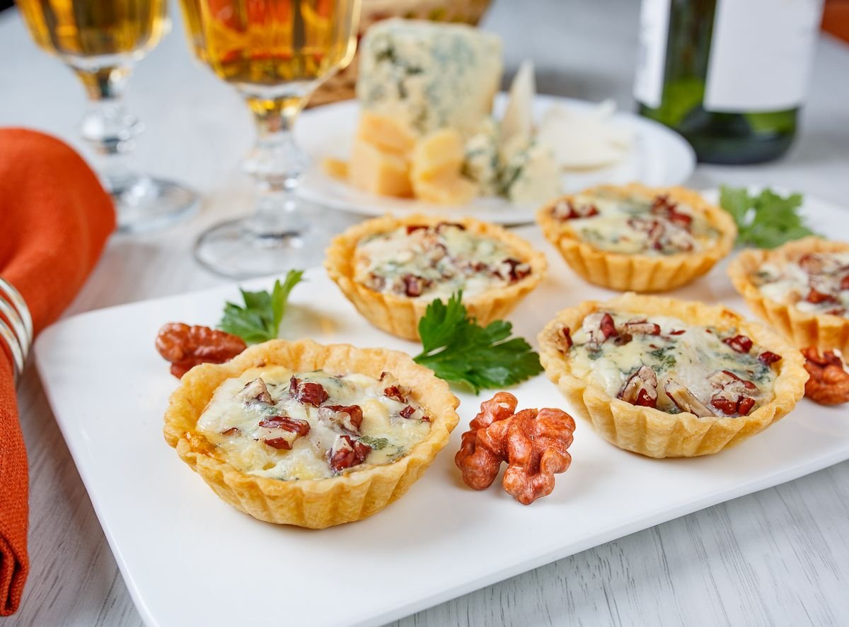 Тарталетки с беконом и сыром