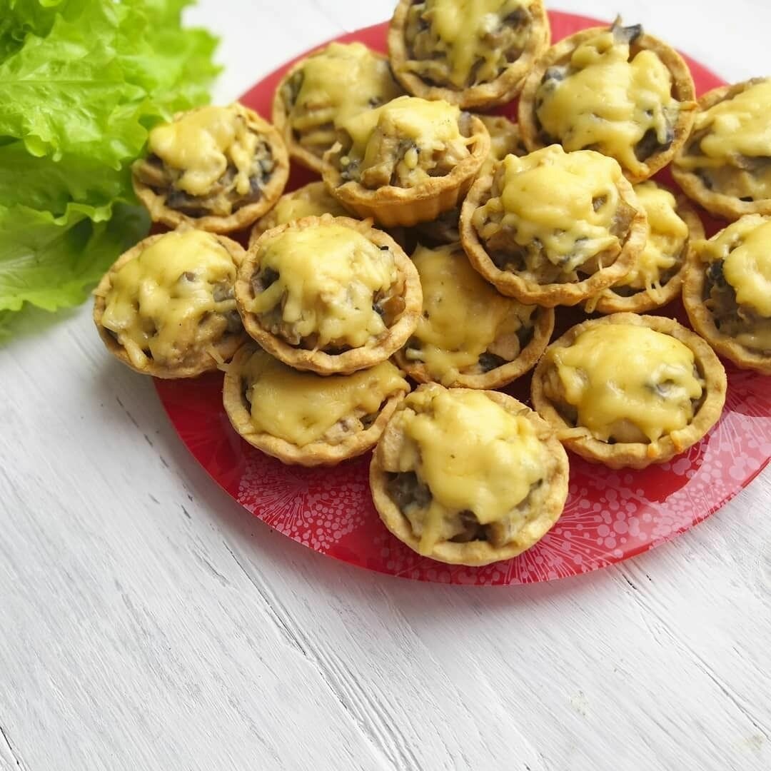 Жульен с курицей и грибами в тарталетках