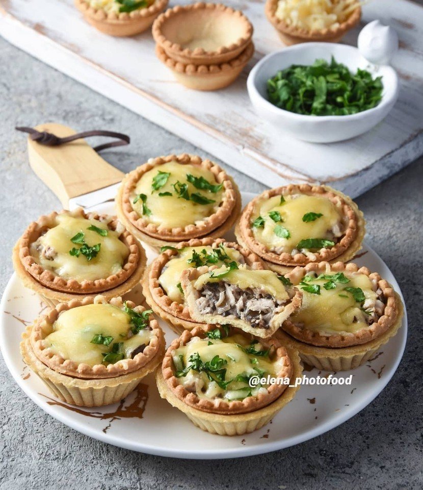 Жюльен с курицей и грибами в тарталетках