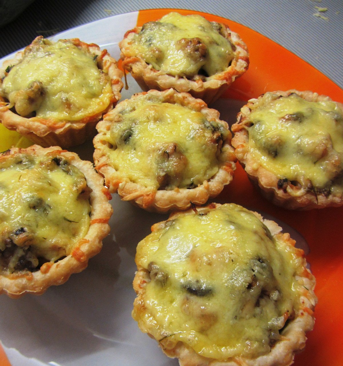 Жульен с курицей и грибами в тарталетках со сливками