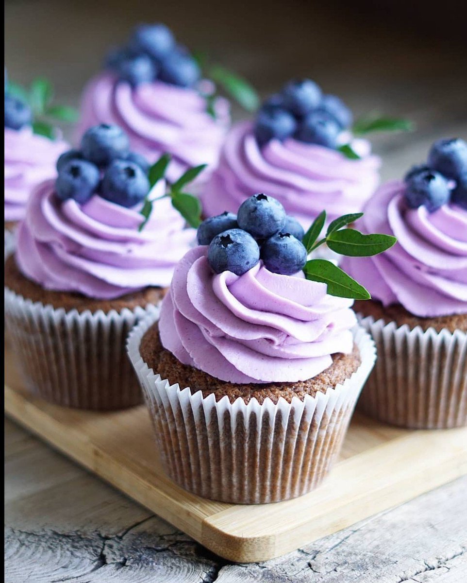 Капкейки с малиной и голубикой