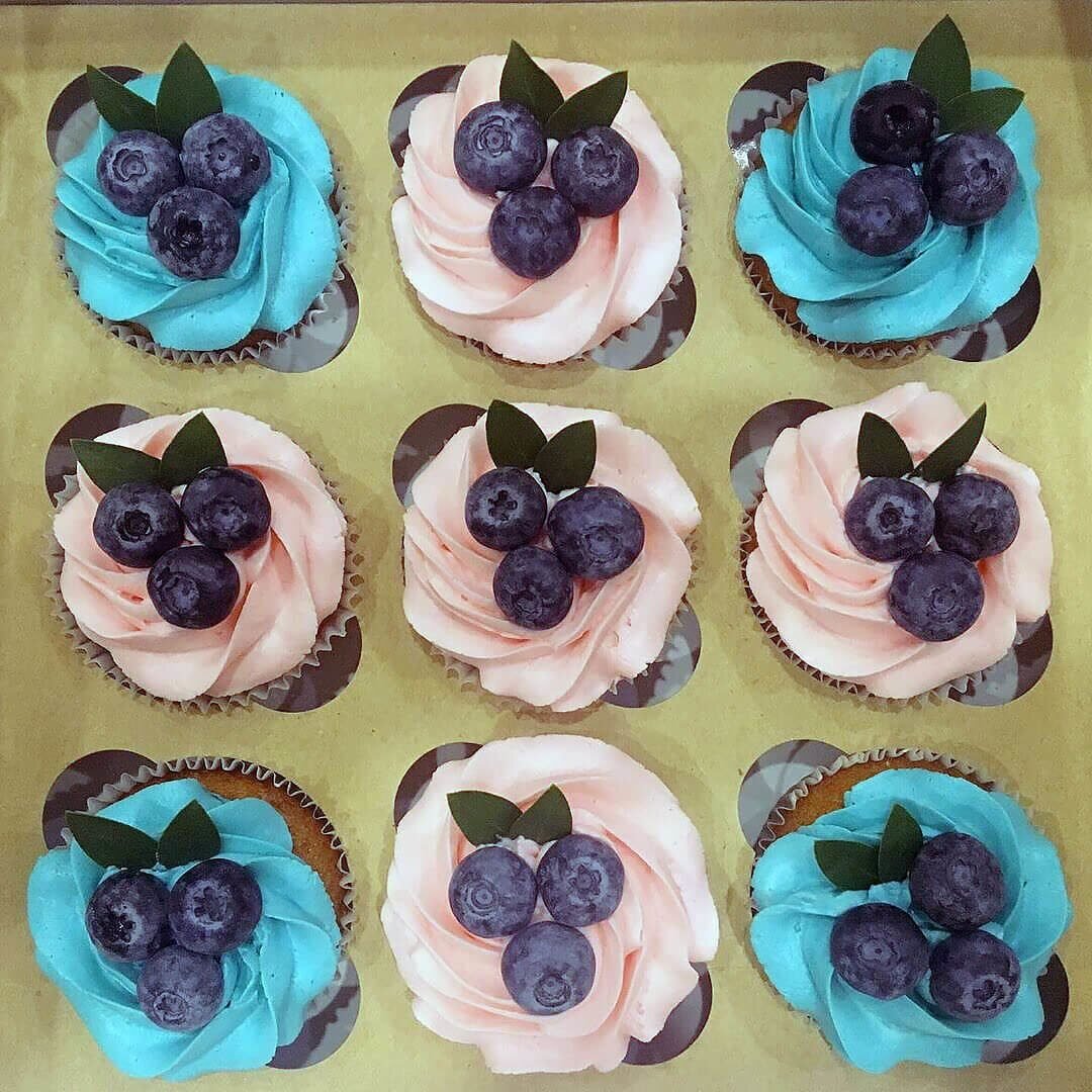 Шоколадные капкейки с голубикой