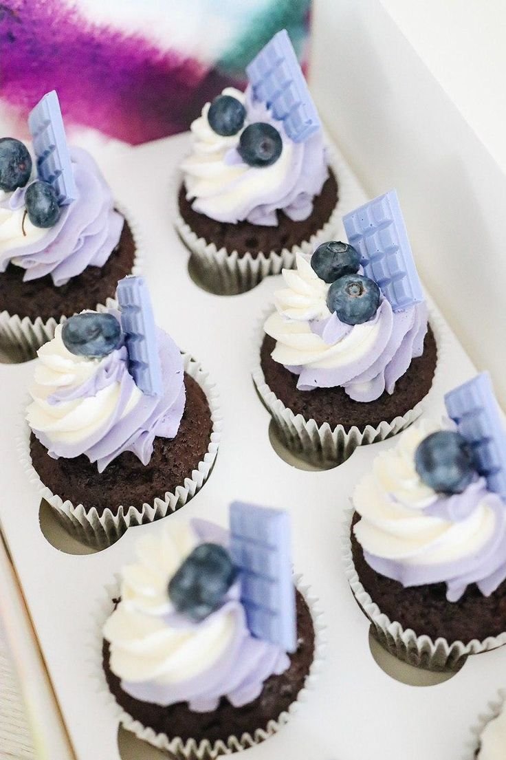 Украшение капкейков голубикой