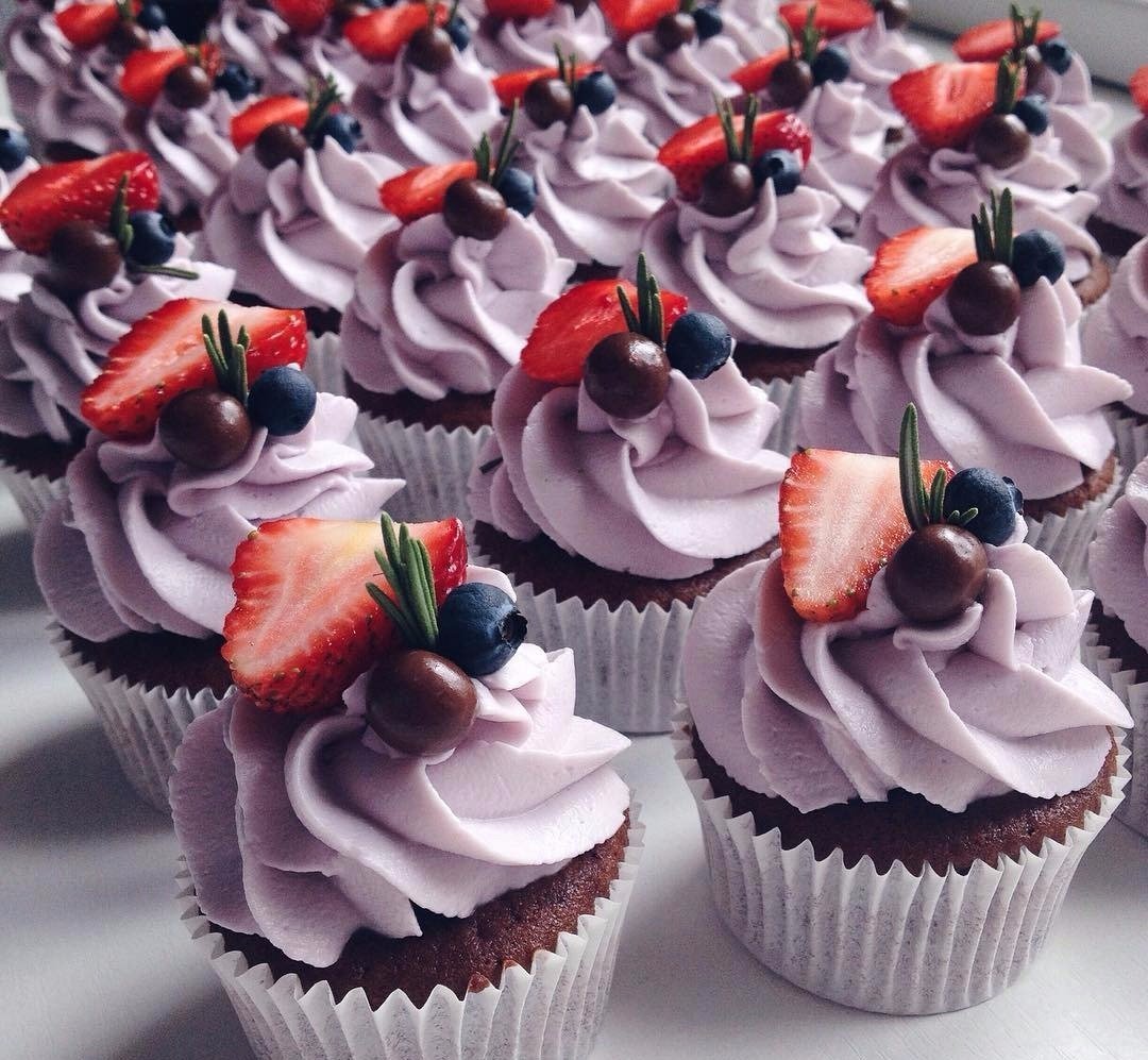 Капкейки с малиной и голубикой