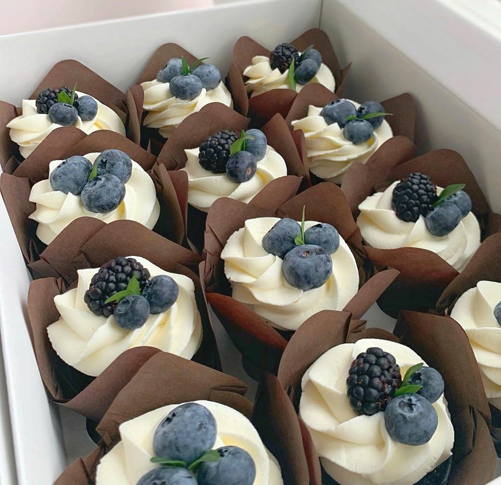 Капкейки с малиной и голубикой