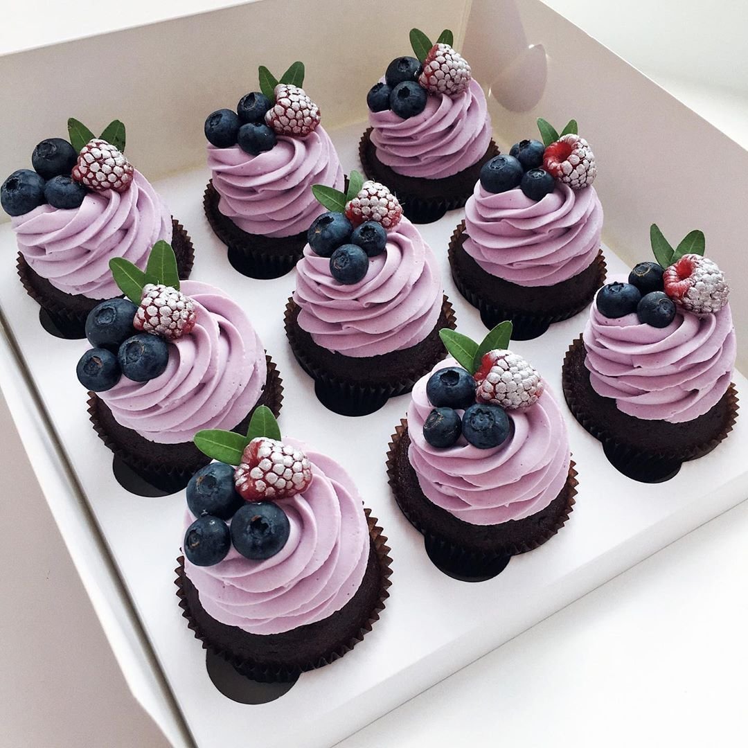 Украшение капкейков черникой