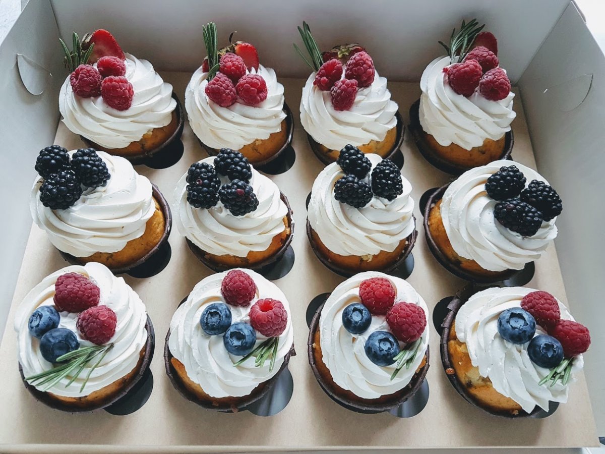 Капкейки с ягодами голубого цвета