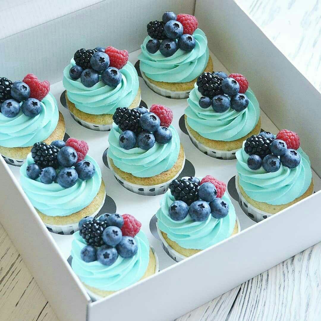 Капкейки с ежевикой и голубикой