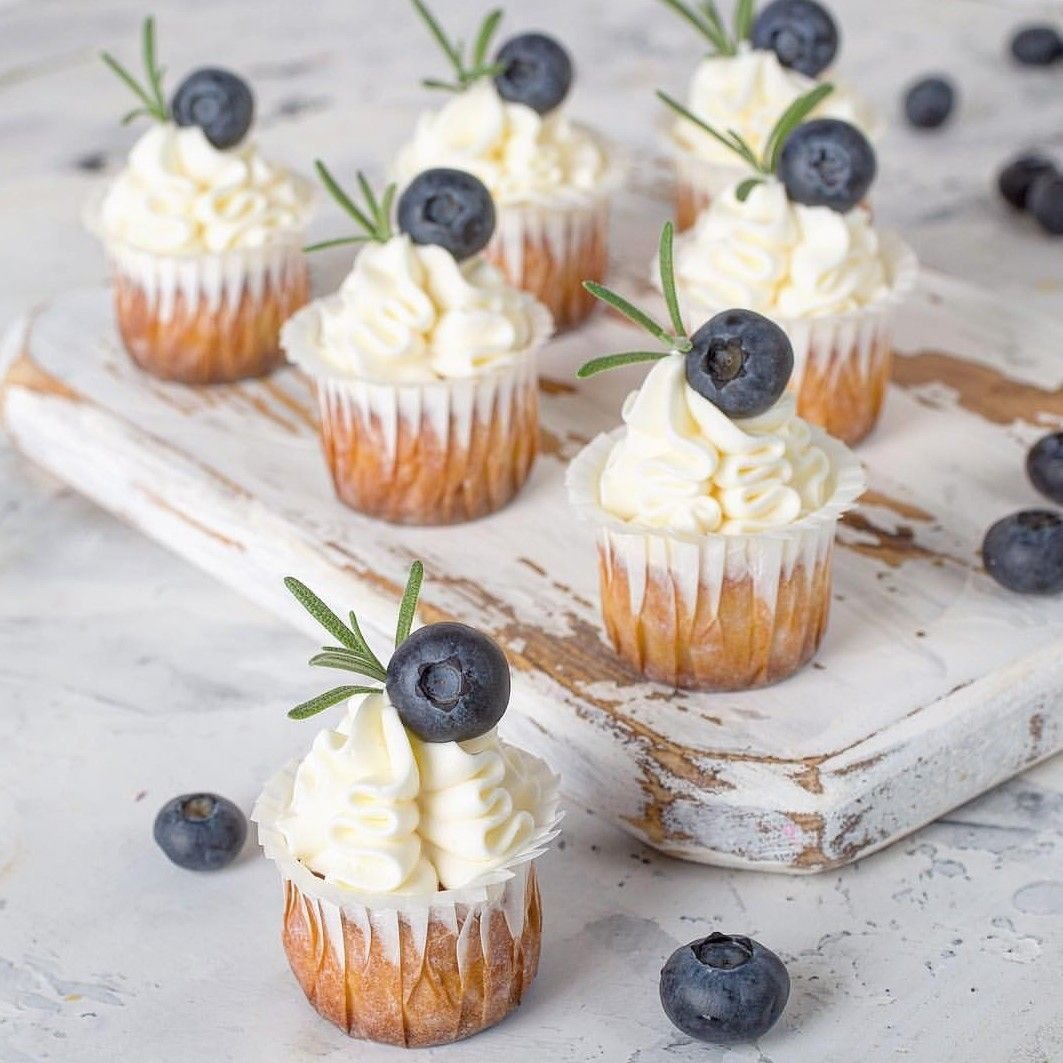 Капкейки с малиной и голубикой