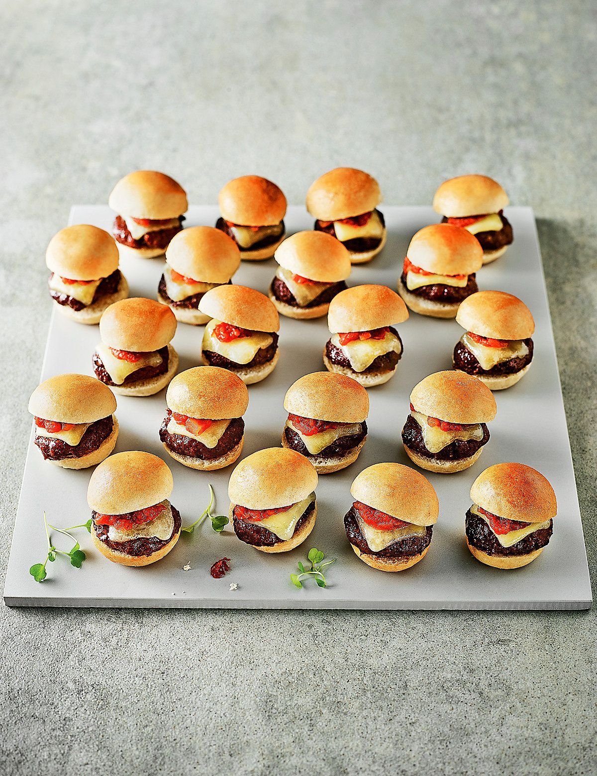 Мини бургеры из слоеного теста