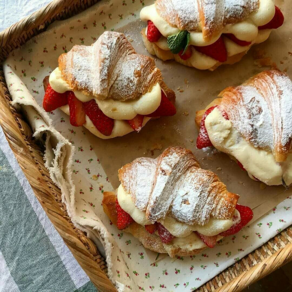 Цена красной булочки бутерброда в ресторане Моргенштерн