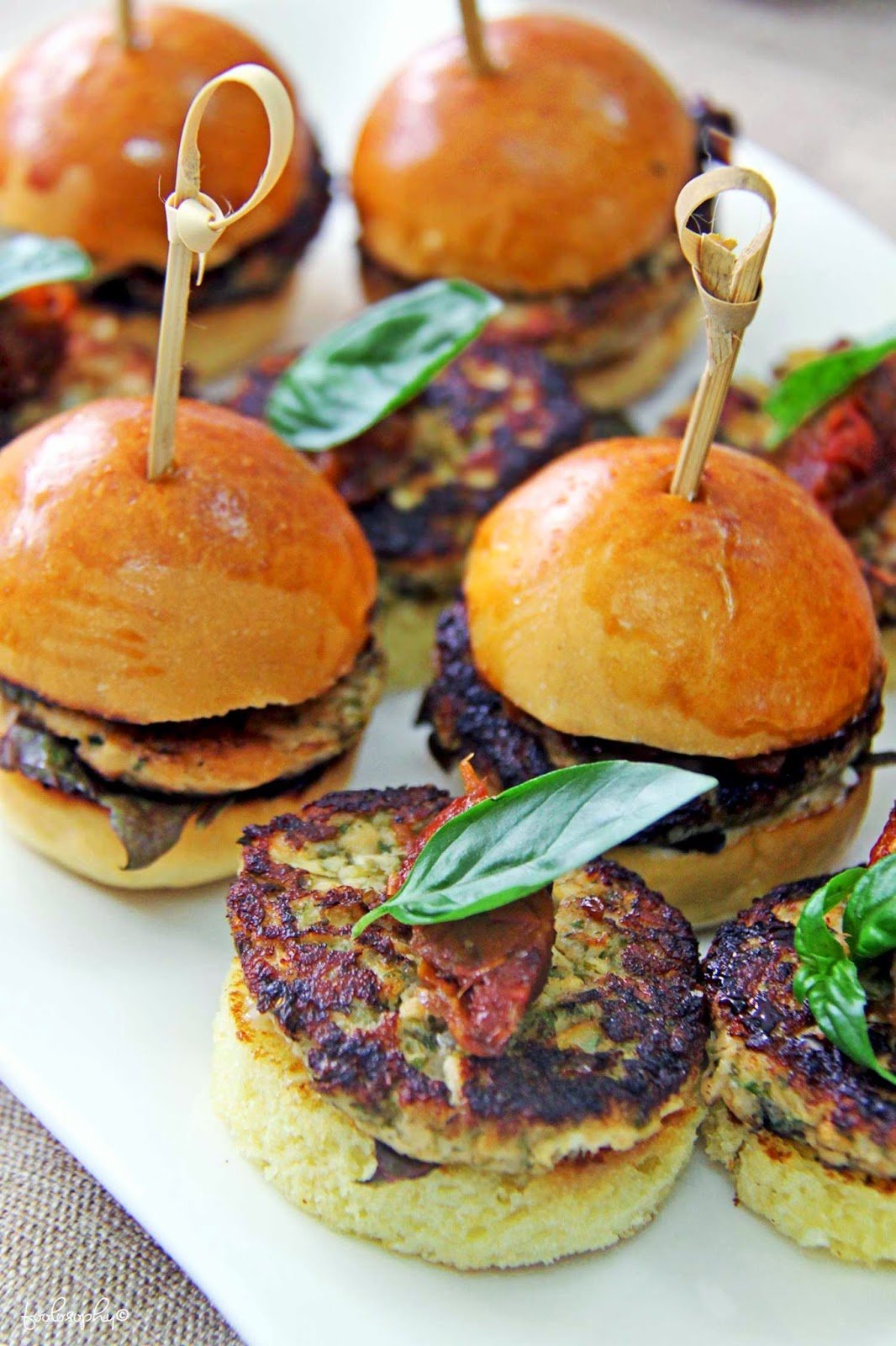 Мини бургеры из слоеного теста с красной рыбой