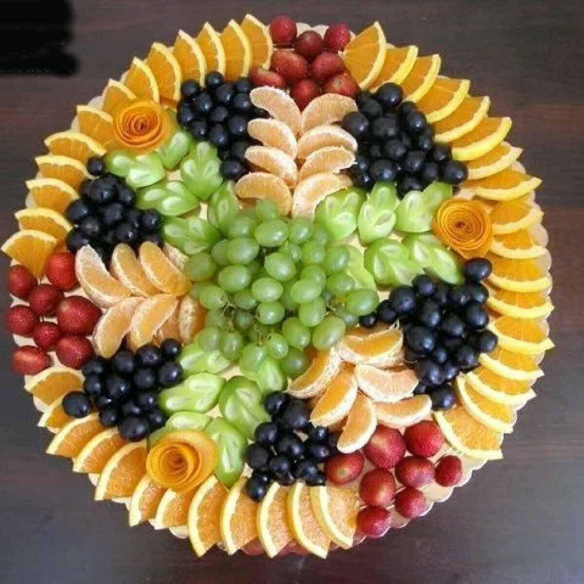 Фрукты на праздничный стол