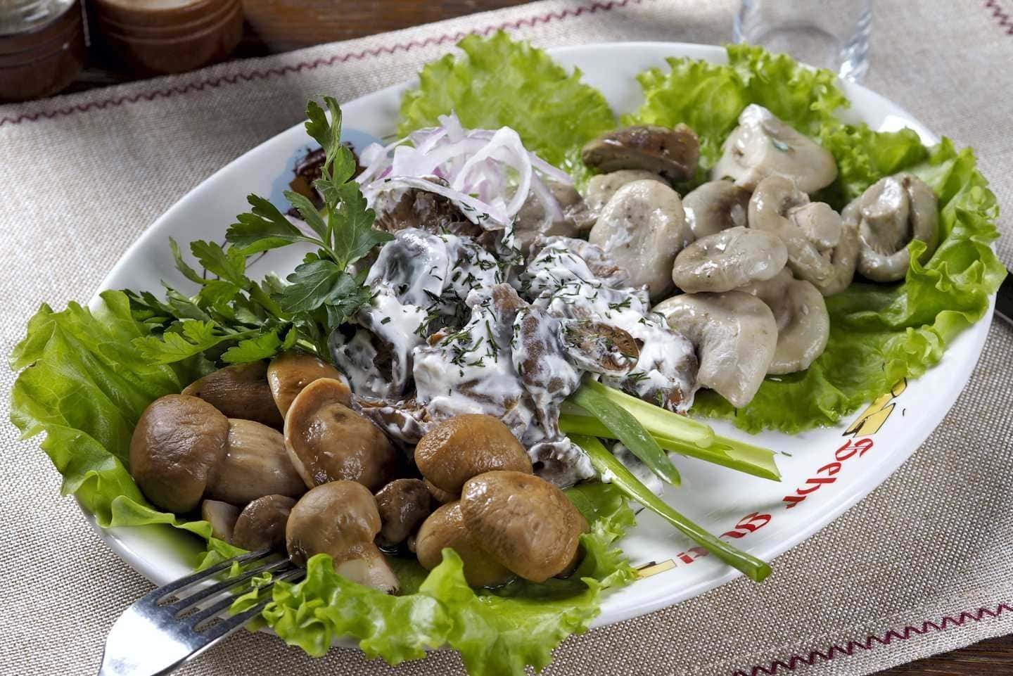 Морепродукты грибы. Грибочки шампиньоны. Грибное ассорти. Салат с шампиньонами. Красивые блюда из грибов.