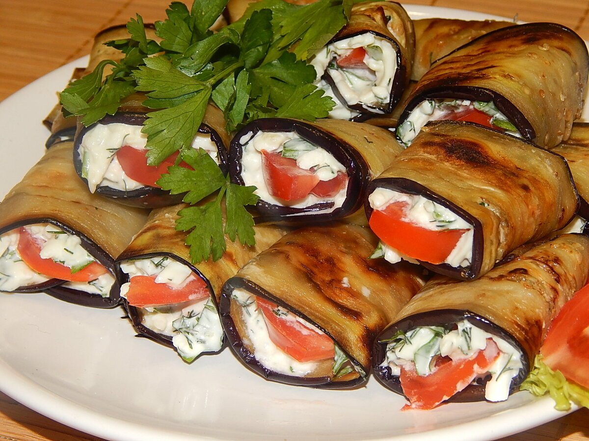 Рулетики из баклажана с фетой и помидорами