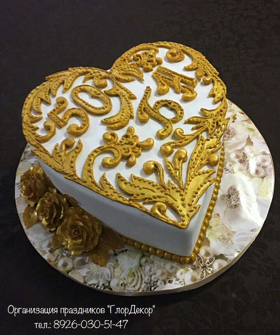 Белый торт с золотыми брызгами